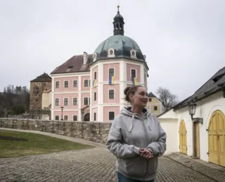 'Princesas' ucranianas em castelo sonham com volta para casa