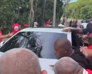 Torcedores do Fla chutam carros de atletas em protesto no CT