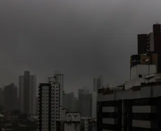 Frente fria faz Salvador amanhecer com forte chuva nesta segunda