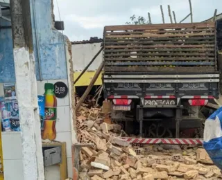 Caminhão desgovernado destroi estabelecimentos em Alagoinhas