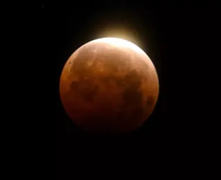 Primeiro e único eclipse total da Lua de Sangue acontece hoje