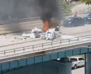 Avião bate em carro sobre ponte em Miami