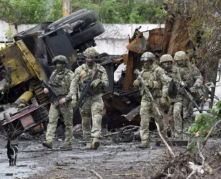 Soldados ucranianos se rendem em Mariupol após meses de batalha