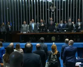 Com Bolsonaro presente, Congresso promulga PEC dos Auxílios