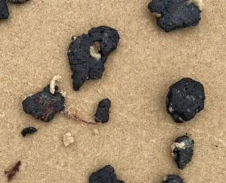Manchas de óleo voltam a aparecer em praias do sul da Bahia