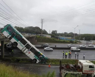 Ônibus que despencou de viaduto é removido, na BR-324