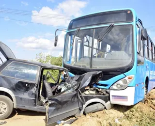 Carro que socorria criança com convulsão bate em ônibus escolar