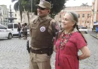 De folga, Regina Duarte visita pontos turísticos de Salvador