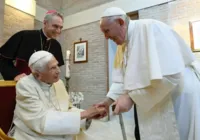 Ex-auxiliar de Bento XVI faz acusações contra o Papa Francisco