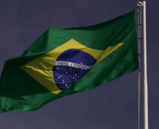 Deputado propõe proibição de uso político da bandeira e hino do Brasil