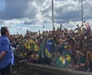 Bolsonaro rompe silêncio e discursa para apoiadores no "cercadinho"
