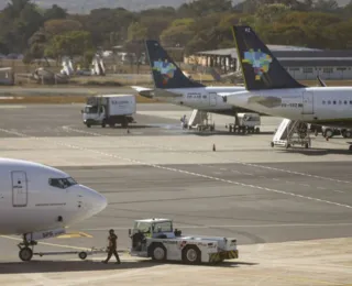 Pilotos e comissários de voo começam greve na segunda