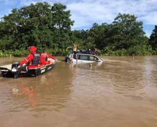 Bombeiros resgatam duas pessoas de carro submerso em Canavieiras