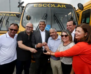 Governador entrega ônibus escolares para 55 cidades da Bahia