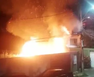 Incêndio em terreno de Itapuã assusta moradores