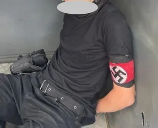 Jovem com símbolo nazista no braço ataca escola com bombas em SP