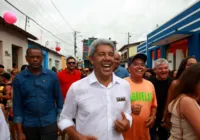 Jerônimo Rodrigues prestigia carnaval do extremo Sul da Bahia