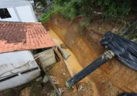 Salvador tem centenas de casas alagadas e deslizamentos após chuvas