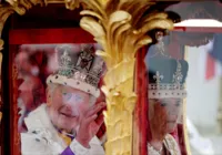 Charles III é coroado rei em cerimônia histórica em Londres
