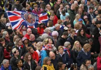 Milhares de pessoas lotam ruas de Londres para coroação de Charles III