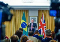 Lula critica manutenção de prisão de Julian Assange