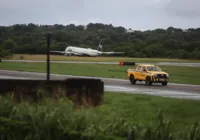Avião que saiu da pista no aeroporto de Salvador segue em área de mata