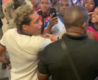 Elenco do Bahia é recebido com protestos após goleada para o Sport