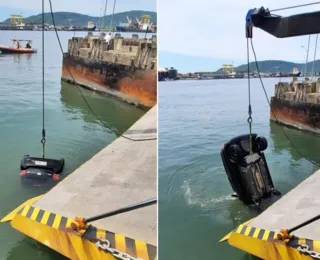 Casal cai com carro no mar depois de errar entrada na balsa