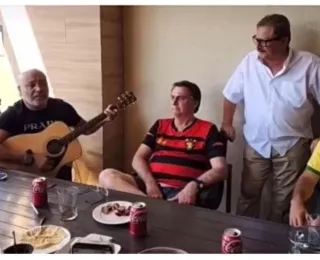 Bolsonaro chora em live com sertanejo Rick e ex-presidente da Caixa