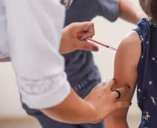 Salvador segue aplicação da vacina bivalente para pessoas com 80 anos