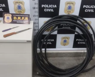 Suspeito de furtar cabos elétricos ameaça policiais com faca