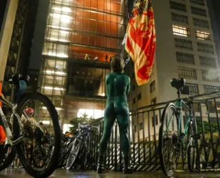 Ciclistas protestam nus para conscientizar população sobre acidentes