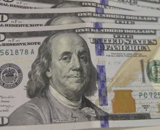 Dólar cai para R$ 5,24 após ajuda a bancos estrangeiros