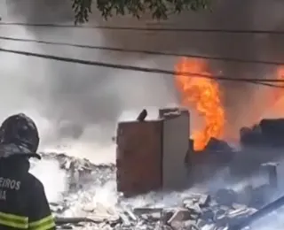 Incêndio destrói fábrica de travesseiros em Feira de Santana
