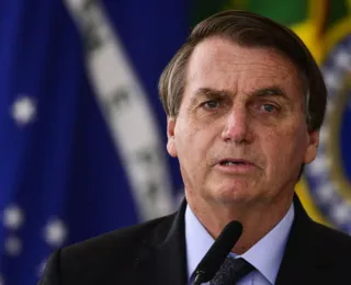 Bolsonaro devolve fuzil e pistola dados como presentes por árabes