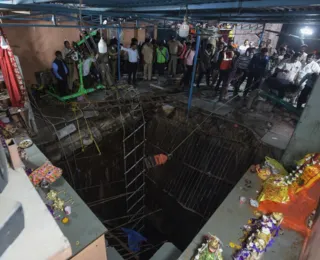 Desabamento de piso em templo na Índia provoca 36 mortes