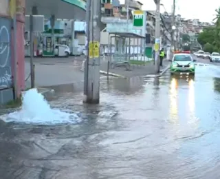 Vazamento interdita faixa no Dique do Tororó e deixa região sem água