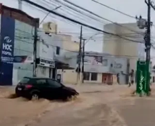 Enxurrada arrasta carros em Vitória da Conquista