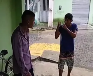 Homens trocam socos no meio da rua em distrito da Bahia