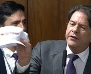 Vídeo: “peça para sair”, diz senador ao entregar boné a Campos Neto