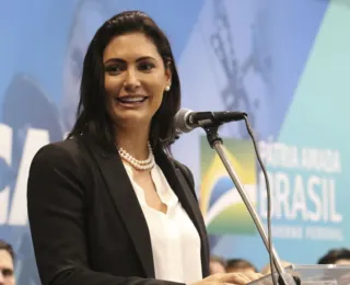 Michelle Bolsonaro recebeu 2º pacote de joias em mãos, diz servidora