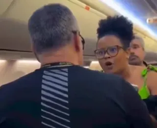 Professora negra expulsa de voo faz primeiro pronunciamento