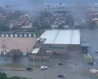 Ruas ficam alagadas e carros ilhados em meio a chuva forte em Salvador