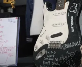 Guitarra destruída por Kurt Cobain vai a leilão nos EUA