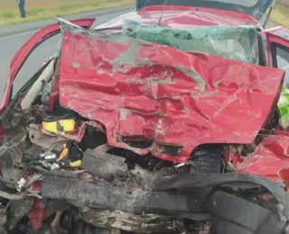 Acidente entre carro e caminhão deixa três mortos em São Desidério