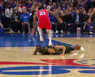 Vídeo: Joel Embiid pisa na cabeça de Grant Williams em jogo da NBA