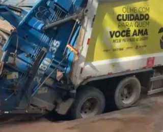 Caminhão cai em cratera no bairro de Itapuã