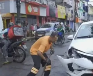 Bandido rouba táxi, bate em poste e atropela pedestre, em perseguição