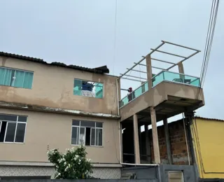 Forte chuva deixa casas destelhadas em Salvador