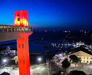 Monumentos de Salvador recebem iluminação laranja